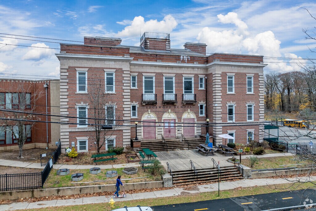 The main building of Edgewood Creative Thinking through STEAM Magnet School.
