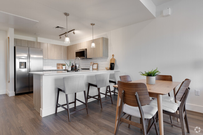 1BR, 1BA - 702SF