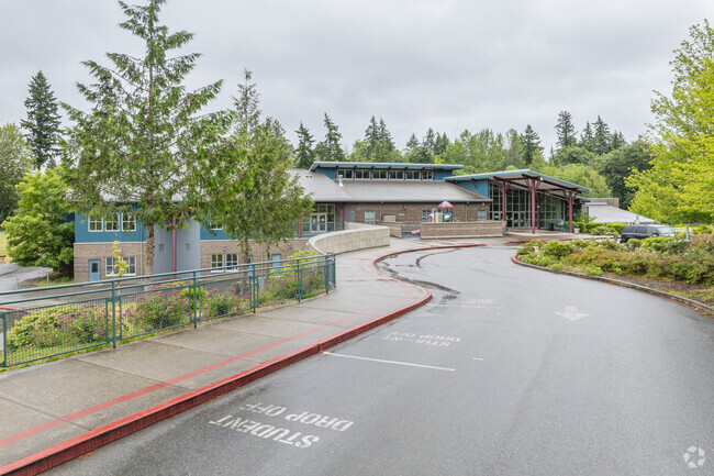 Niche gives Pinecrest Elementary an overall rating of a B.