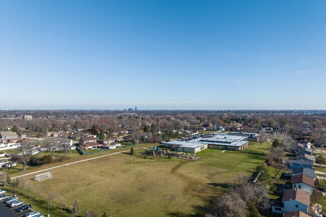 DuJardin Elementary School has a student-teacher ratio of 15 to 1.