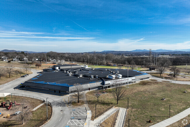 Reviewers on Great Schools give Alcoa Elementary School a 5 out of 5 rating.