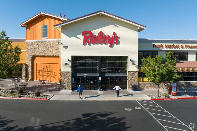 Pioneer Meadows best grocery option is this newly built Raley's.