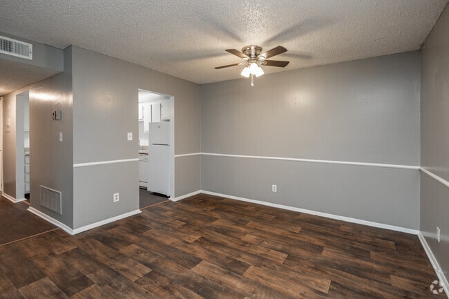 2BR, 2BA - 1,097SF - Dining