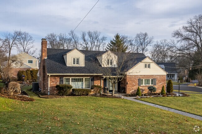 Colonial revival homes are popular in Kenwood.