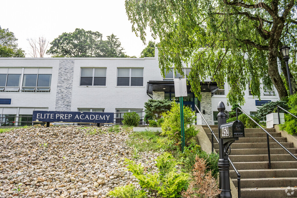Hudson Maxim Elementary School provides education in the neighborhood of 
Hopatcong