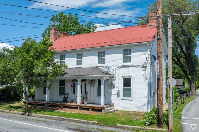 Colonial style houses are one of the more common style of homes found in Fort Loudon.