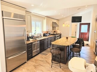 10 Foxwood Ln, Thornwood, NY 10594