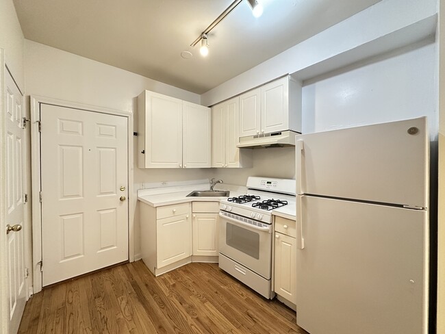 931 W Dakin St unit J09P, Chicago, IL 60613 - photo 3