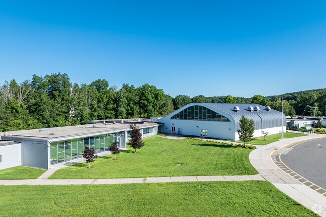 Litchfield Intermediate School serves students in grades 4-6.
