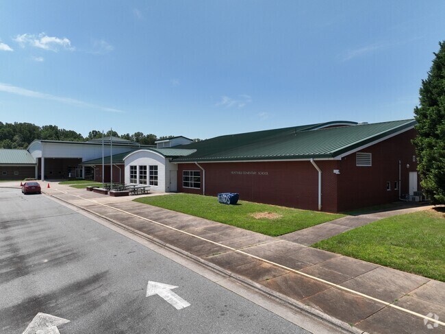 Huntsville Elementary School has a student-teacher ratio of 14 to 1.