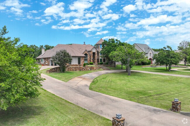 Near Oaks Country Club in Sapulpa, large estates on ample acreage can be found for prospective homebuyers.