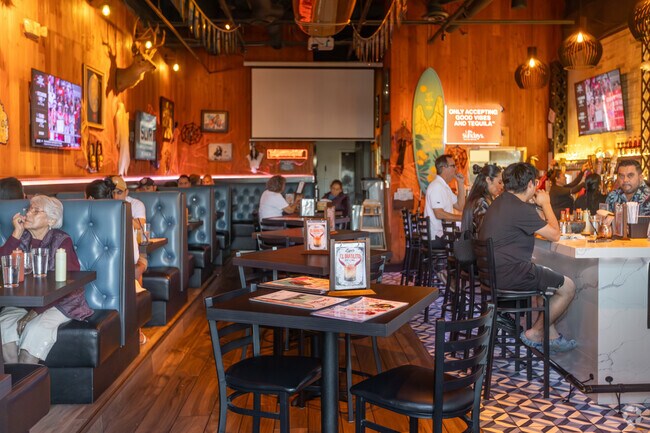 Shopping and dining options are close by, from cozy cafés and surf-style taco spots like Lupe's to grocery stores and boutiques lining Del Obispo Street.