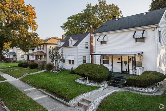 Oxford in Fort Wayne has a variety of home style's with landscaped yards.