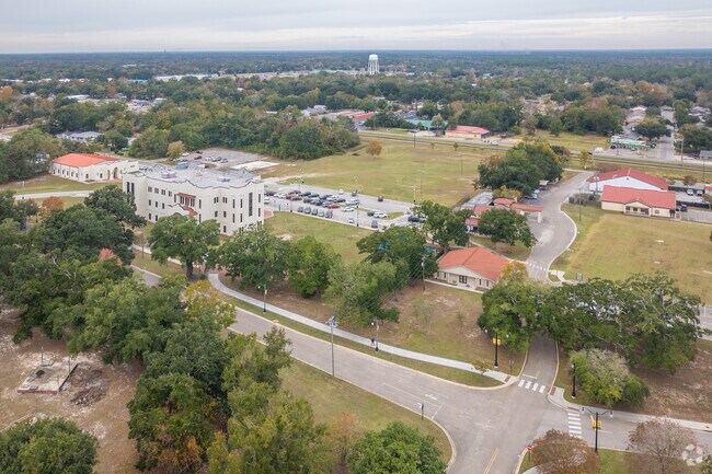 USM Gulf Park Campus offers ocean engineering and waterfront views since 1947.