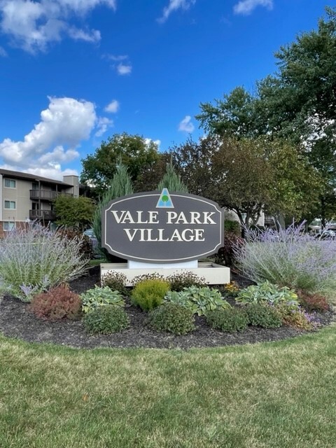 907 Vale Park Rd, Valparaiso, IN 46383