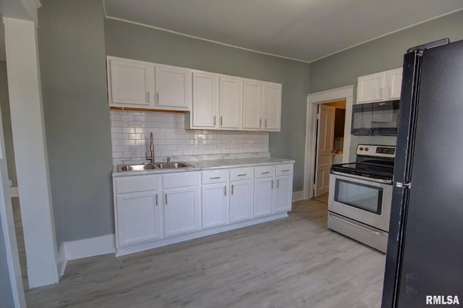 2312 W 1st St, Davenport, IA 52802 - photo 3