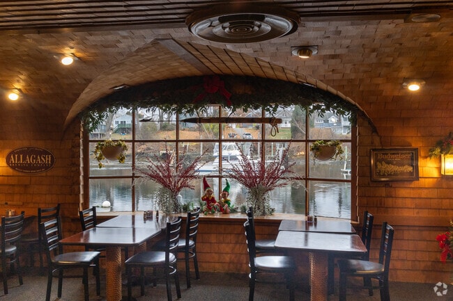 Enjoy a restaurant view of the Piscataqua River next to Badgers Island.