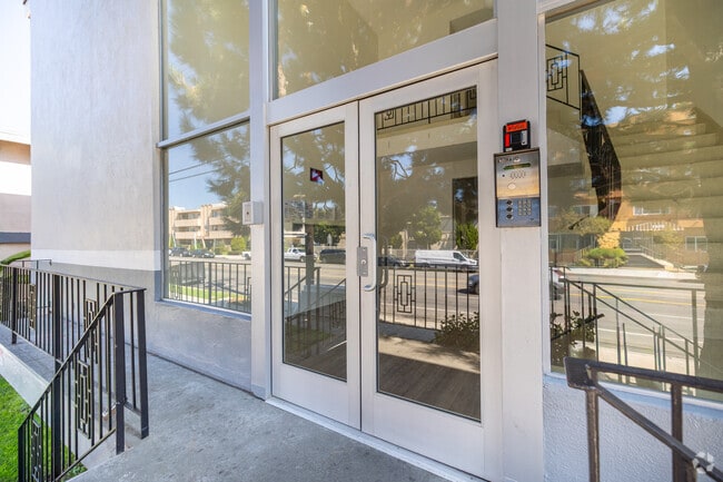 BEAUTIFUL REMODELED 1 AND 2 BEDROOM UNITS IN PRIME LOCATION, North Hollywood, CA 91605 - photo 4