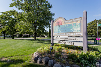 7926 S Wildwood Dr, Oak Creek, WI 53154
