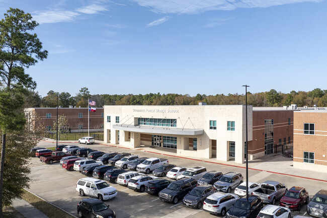Woodridge Forest Middle School has a 17:1 student to teacher ratio.