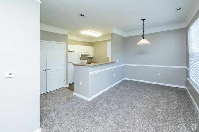 1BR, 1BA - 770SF - Living Room