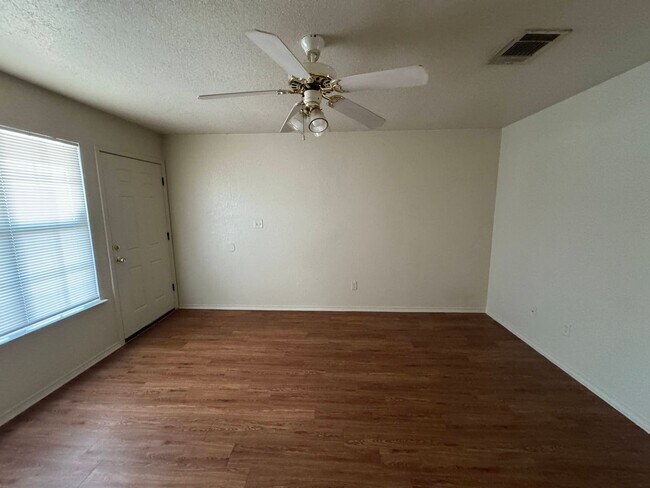 2808 Cantabrian Dr unit D, Killeen, TX 76542 - photo 4