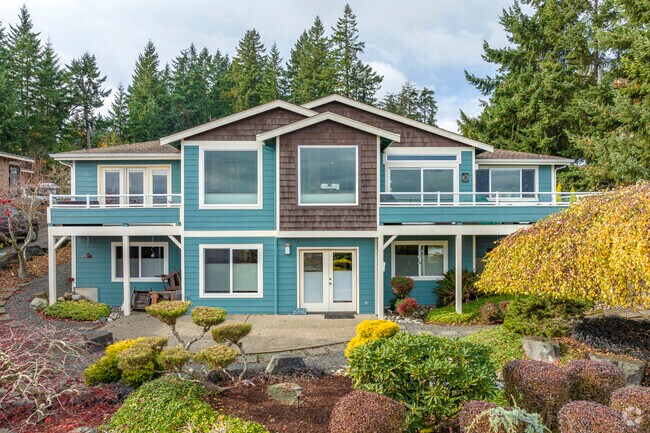 On the edge of Shore Acres you can find modern beach bungalows overlooking the water.