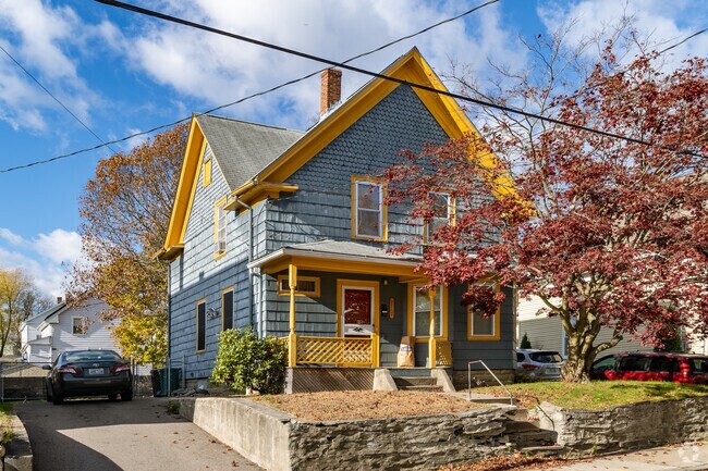 This colorful Fairmount Colonial cannot be ignored.