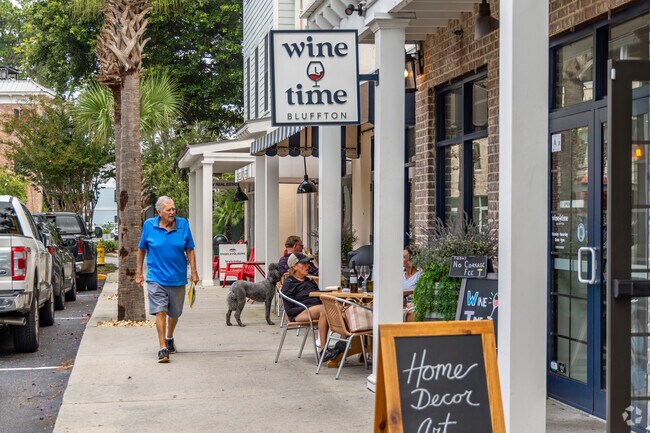 Bluffton Park residents head next door to Wine Time to enjoy lunch outside.