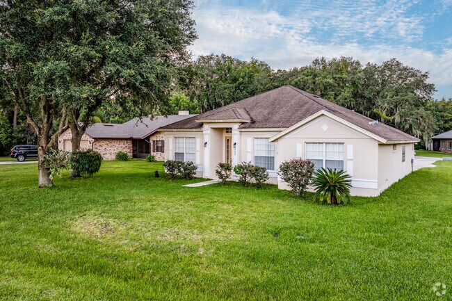 Homes in Daisy Lake vary from water front to homes with large green lots.