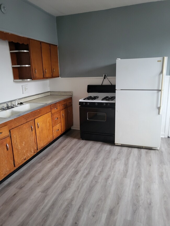 653 Duss Ave unit Front One, Ambridge, PA 15003 - photo 2