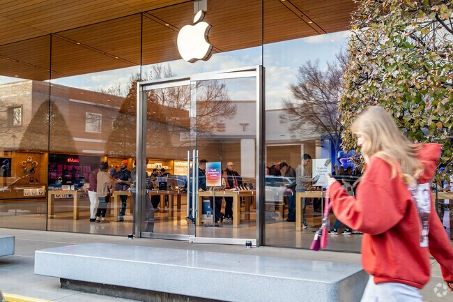 Techie people in Southlake flock to the Apple store in the Town Center.