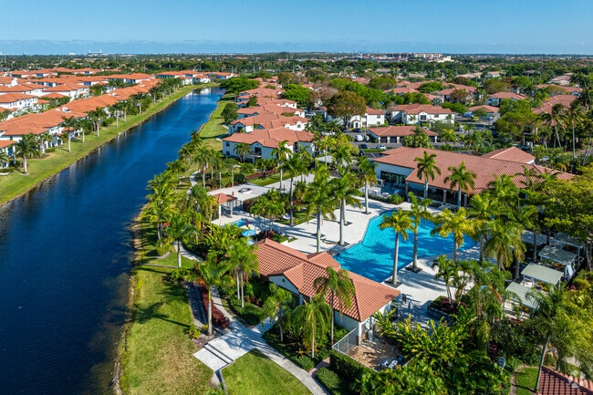 The Pembroke Lakes South communities have excellent private amenities.
