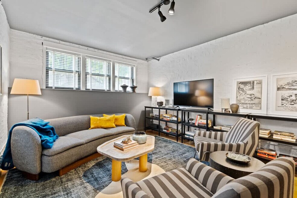 1520 W Berteau Ave unit ID1360092P, Chicago, IL 60613 - photo 1