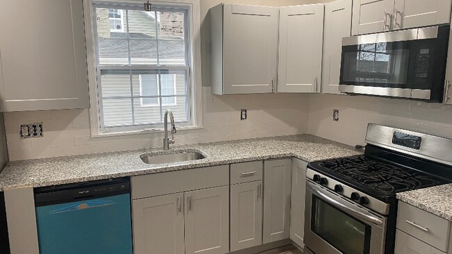 172 Japonica St unit 2, Pawtucket, RI 02860 - photo 4