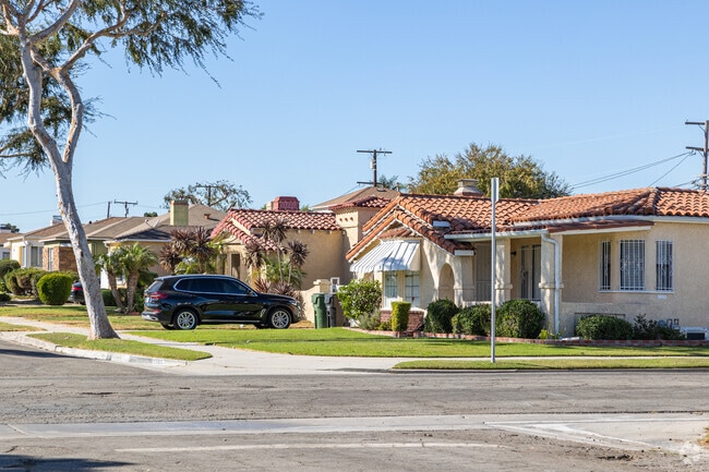 Most houses in Morningside Park, CA are bungalows and ranches built in the 1930's and 40's.