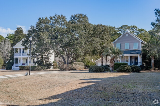Discover Charleston style homes with striking architectural detail on Wadmalaw Island.