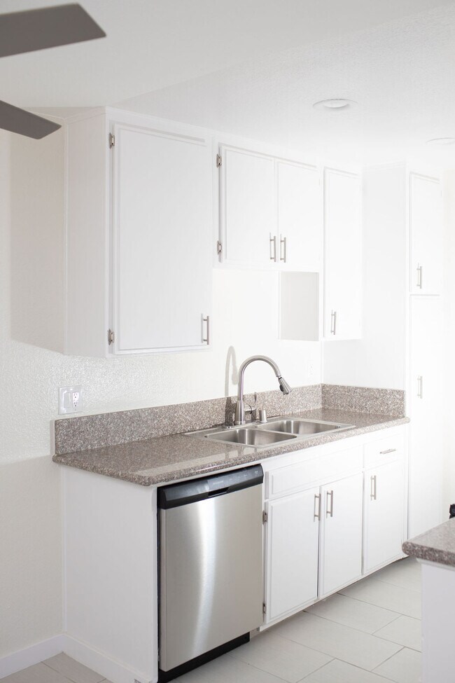 Astoria Apartments, Sylmar, CA 91342 - photo 2