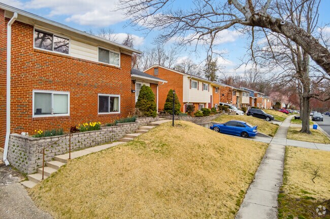Quiet Neighborhood Streets with Split-Level Brick Homes in Oakview