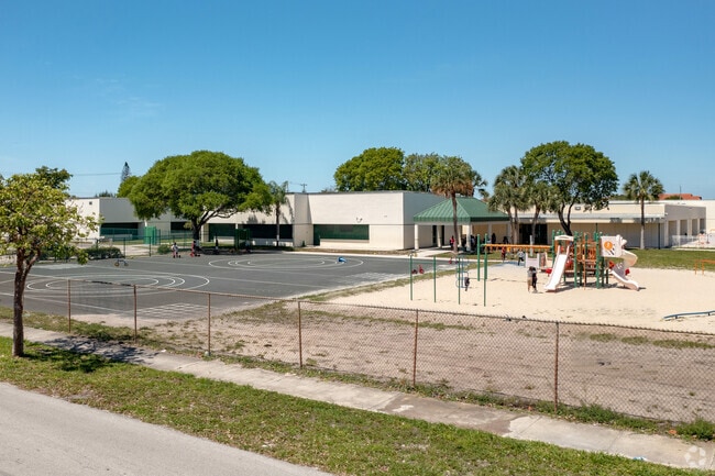 Deerfield Park Elementary fosters learning near Deerfield West.