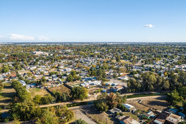 The southern edge of West Modesto starts to have a rural feeling.