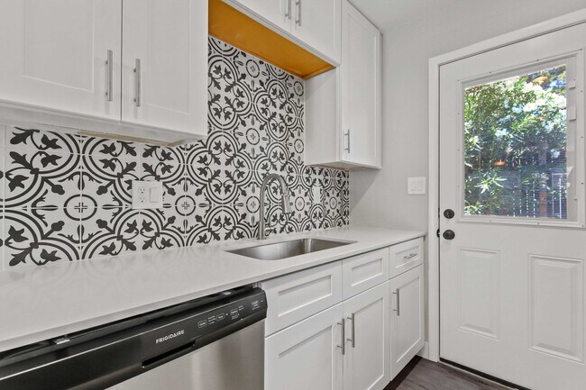 Medlock Place, Phoenix, AZ 85013 - photo 2