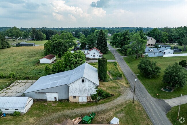 Farms and new developments alike are found throughout West Brookfield.