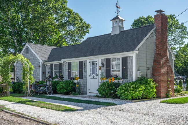 Cozy beach cottages can be found throughout Cotuit.