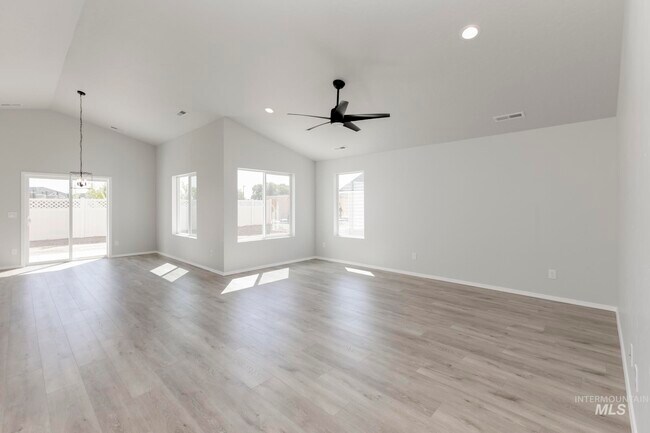 1074 Woods Bog Ave, Middleton, ID 83644 - photo 4