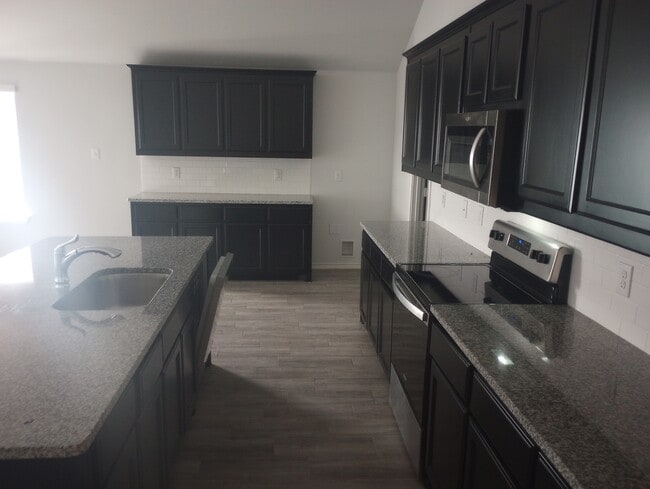 10128 Boxelder Dr, Crowley, TX 76036 - photo 2