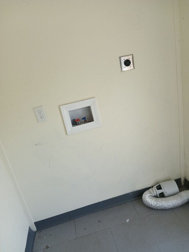 1143 S Virginia Ave unit MMI VA B, Mercedes, TX 78570 - photo 7