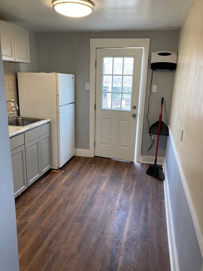 240 W Hallam Ave unit 2, Washington, PA 15301 - photo 2