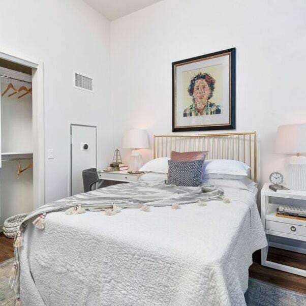 343 W Chestnut St, Chicago, IL 60610 - photo 2