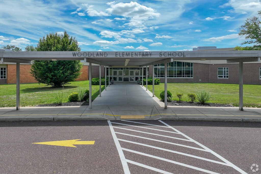 Woodland Elementary School has conveniently placed arrows to guide visitors to the school.